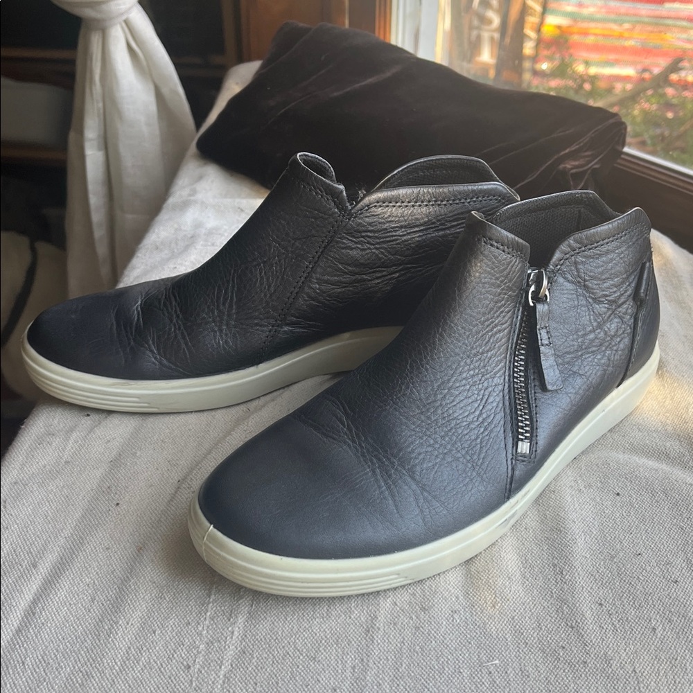 Ecco Soft 7 leather booties😎